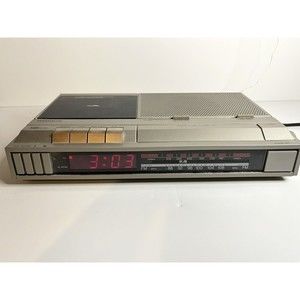 VINTAGE MODEL 7547 MAGNAVOX CLOCK RADIO AM/FM CASSETTE RECORDER UNTESTED